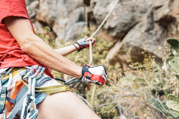 Homem Forte Atlético Fazendo Esporte Extremo Escalada Parede Rocha Treino — Fotografia de Stock