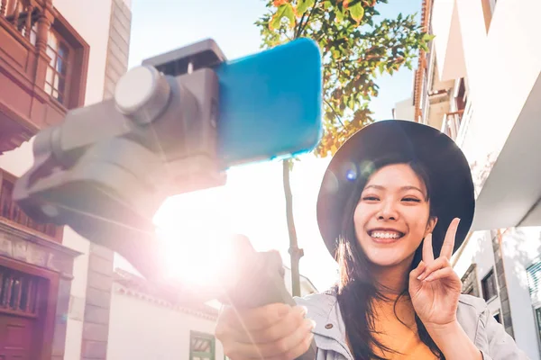 Donna Asiatica Che Video Blog Con Smartphone Gimbal Outdoor Felice — Foto Stock