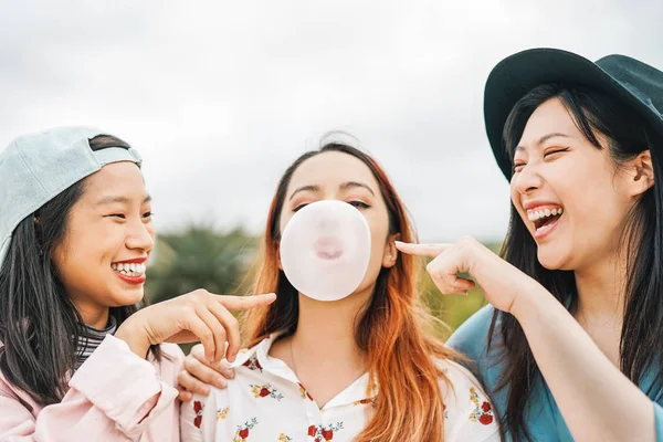 Felices Amigos Asiáticos Divirtiéndose Masticando Chicle Aire Libre Jóvenes Jugando — Foto de Stock