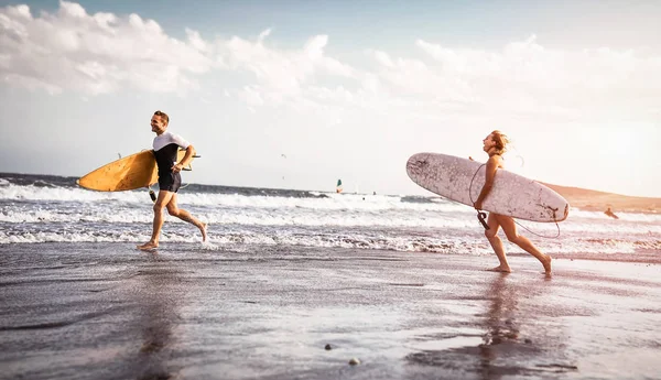 Happy Surfers Running Surfboards Sea Shore Sporty Couple Having Fun — Stock Photo, Image