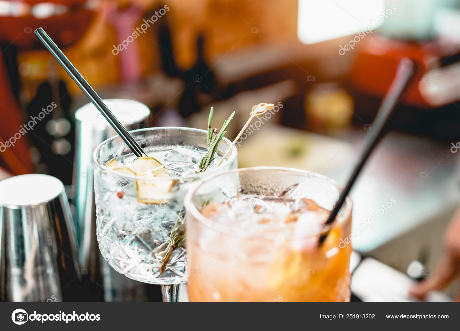 Cocktails Served Bar Counter Prepared Gin Rosemary Paper Orange Juice — Stock Photo