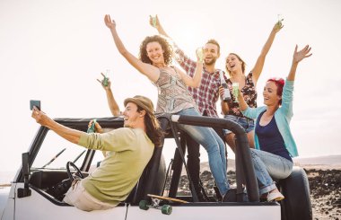 Mutlu arkadaş alarak Cabrio araba - mobil akıllı telefon ile selfie bin yıllık genç insanlar eğlence onların yol gezi - tatil, teknoloji ve gençlik tatil yaşam tarzı konsepti sırasında parti yapma