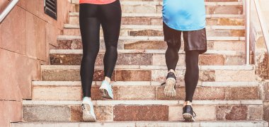 Açık eğitim ikincisi bacaklarını kapat - genç bir egzersiz oturumu dışında - sağlık insanlar merdivenlerde işi çift ve yaşam tarzı konsept spor