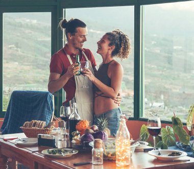 Mutlu çift toasting gençlik insanlar yaşam tarzı kavramı ile bira ve şarap akşam yemeği tarihe - birlikte evde - gıda, aşk ve ilişki, içme ve yemek yeme genç sevgilisi