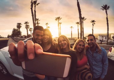 Mutlu arkadaş Cabrio araba ve cep telefonu kamera - tropikal hedef roadtrip eğleniyor bin yıllık gençler - seyahat ve teknoloji kavramı ile alarak selfie önünde duran