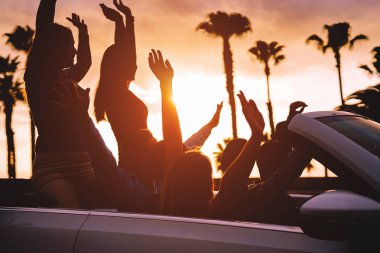 Eğleniyor Cabrio araba araba yolculuğu batımında - genç seyahat insanlar bir cabriolet yaz tatil - mutluluk, tatil ve gençlik yaşam tarzı kavramı sırasında Sürüş sırasında arkadaş grubu
