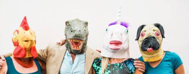 Mutlu aile farklı karnaval maske takan - çılgın insanlar eğlenmek tavuk, carlino, t-rex ve tek boynuzlu at maskesi - kavramı tuhaf, mizah ve maskeli balo tatil yaşam tarzı parti