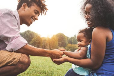 Kamu Parkı - anne ve baba eğleniyor birlikte vaktinizi mutlu Afrika aile kızları ile günbatımında açık - aşk, veliler ve mutluluk kavramı oynamak