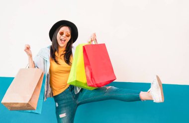 Çılgın moda Asyalı kız alışveriş merkezi - mutlu Çinli kadın eğleniyor alışveriş yaparken satın alma yeni giyim - tüketim, insanlar ve gençlik yaşam tarzı kavramı