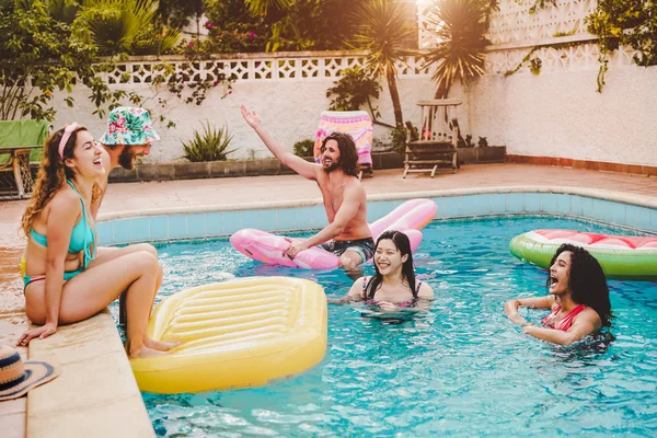 Amigos Felices Divirtiéndose Piscina Durante Las Vacaciones Verano Jóvenes Relajándose — Foto de Stock