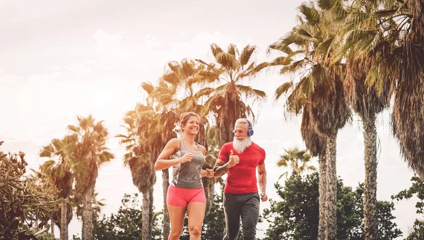 Futás Sunset Szabadtéri Pár Kocogók Képzés Esti Idő Emberek Jogging — Stock Fotó