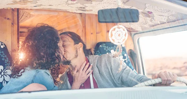 Pasangan Berbahagia Berciuman Dalam Sebuah Van Mini Antik Kekasih Romantis — Stok Foto