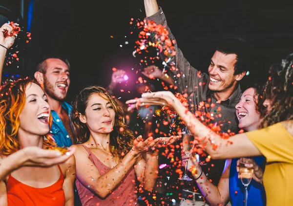 幸せな友人を行ってパーティー クラブで紙吹雪を投げる 千年若い人々 と楽しく祝うナイトクラブ ナイトライフ エンターテイメントとお祭りの青年の休日コンセプト — ストック写真
