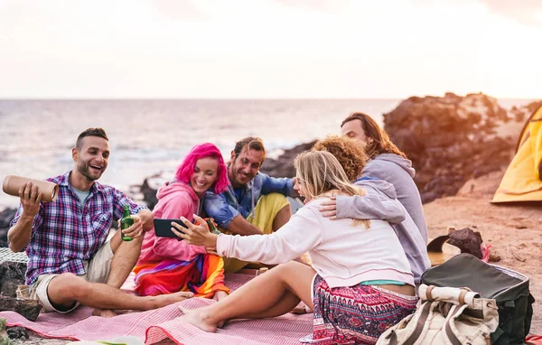 Happy Vrienden Doen Partij Bij Zonsondergang Terwijl Camping Naast Het — Stockfoto