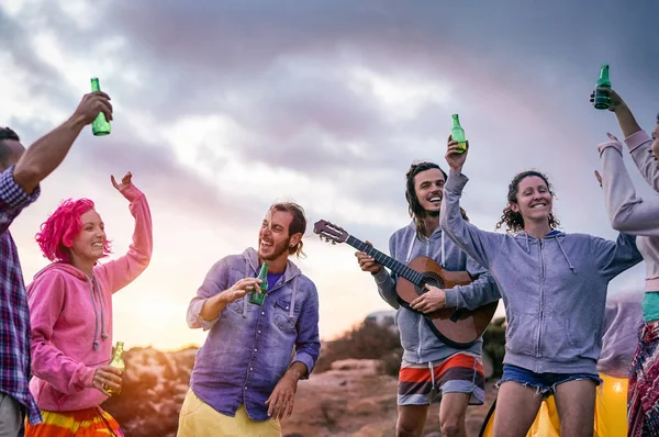 サンセット ビーチ 若い人たちが踊ったり屋外ビールを飲んで楽しんで 休暇および青年休日ライフ スタイル コンセプトを次にキャンプ中に党を作る幸せな友達 — ストック写真