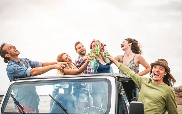 컨버터블 자동차 젊은이 재미에 파티를 만들기의 그룹도로 샴페인을 마시고 청소년 — 스톡 사진