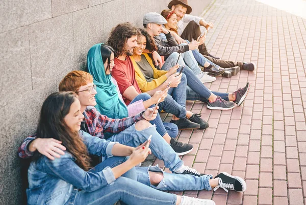 Grupa Przyjaciół Użyciu Inteligentnych Telefonów Komórkowych Odkryty Tysiąclecia Młodych Ludzi — Zdjęcie stockowe