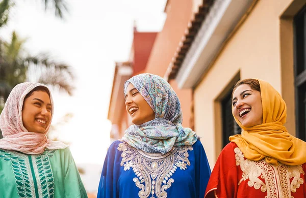 Wanita Muslim Yang Bahagia Berjalan Pusat Kota Gadis Muda Arab — Stok Foto