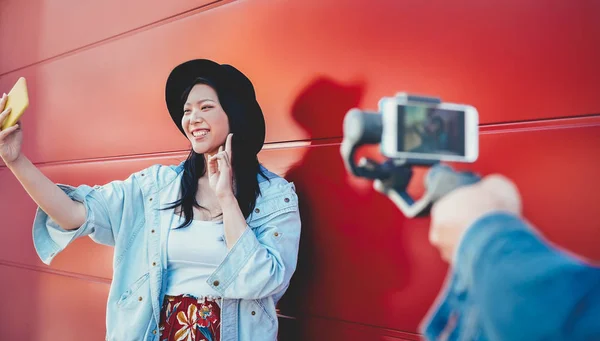 Asiatique Fille Mode Vlogging Utilisant Smartphone Mobile Plein Air Heureuse — Photo