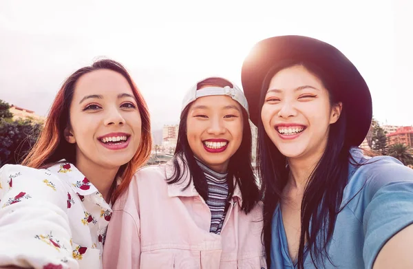 Chicas Asiáticas Felices Tomando Selfie Con Teléfono Inteligente Móvil Aire — Foto de Stock