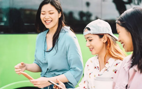 Chicas Asiáticas Felices Usando Teléfono Móvil Aire Libre Gente Joven — Foto de Stock