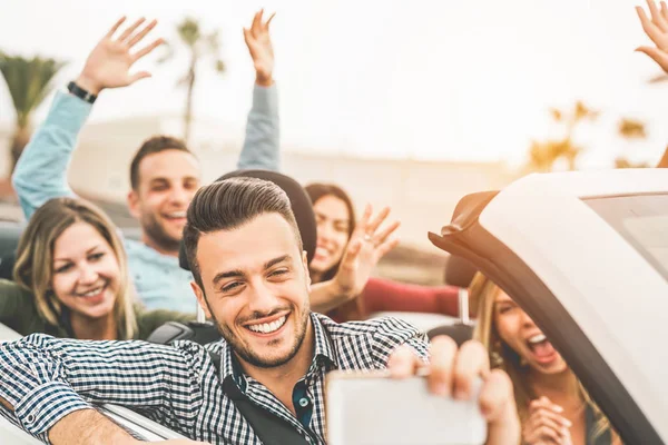 Glückliche Freunde Beim Foto Selfie Mit Handy Kamera Cabrio Auto — Stockfoto