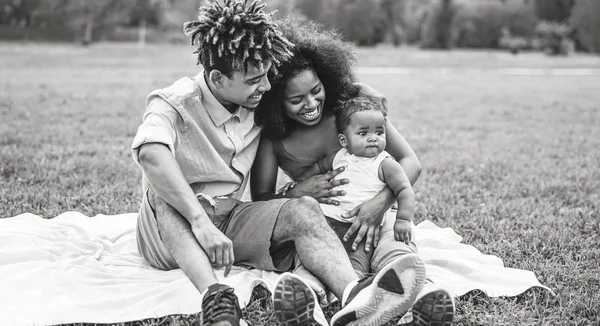 Família Africana Feliz Divertindo Durante Fim Semana Parque Público Mãe — Fotografia de Stock