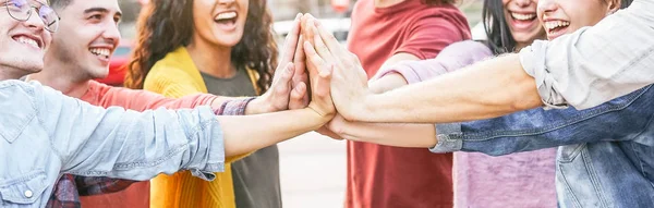 Elleri açık - mutlu gençler katılma ve birlikte - güçlendirici, Millennials, dostluk, kutlama eğleniyor istifleme çeşitli arkadaş grubu ortaklık ve gençlik yaşam tarzı kavramı