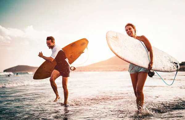 Feliz Casal Surfista Correndo Com Pranchas Surf Longo Costa Mar — Fotografia de Stock