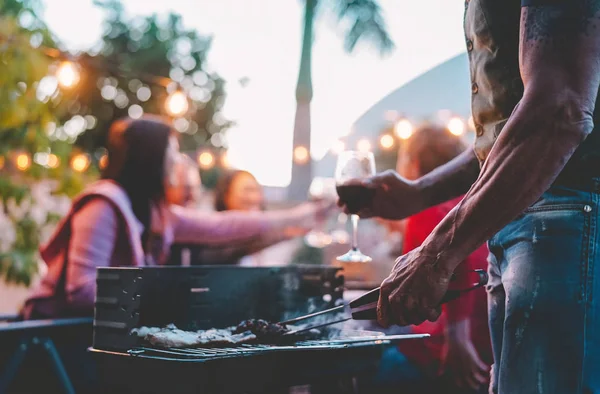 Familia Feliz Haciendo Cena Barbacoa Azotea Por Noche Cerca Mano — Foto de Stock