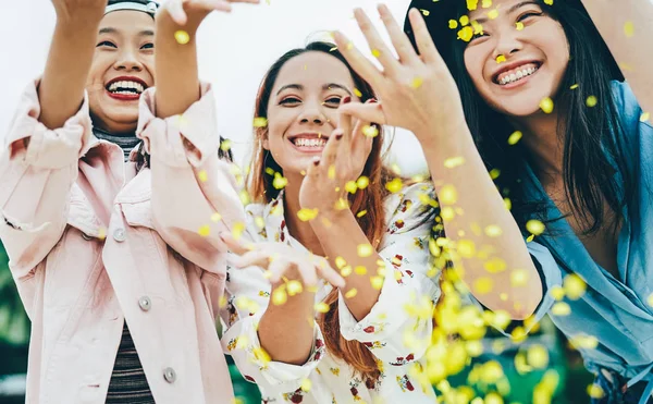 Felices Amigos Asiáticos Divirtiéndose Lanzando Confeti Aire Libre Jóvenes Moda —  Fotos de Stock