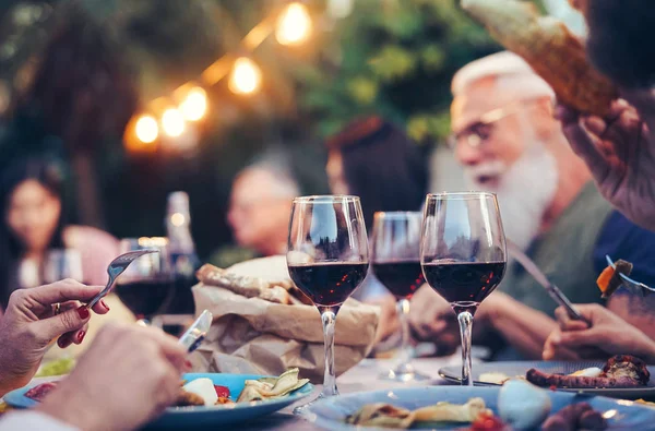 Mutlu aile yemek ve akşam yemeği Mangal kırmızı şarap içme parti açık - olgun ve genç insanlar birlikte çatıda - yemek gençlik ve yaşlı hafta sonu yaşam tarzı faaliyetleri - odak kadehinin üzerinde