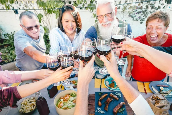 Heureux Amis Aînés Griller Avec Des Verres Vin Rouge Heure — Photo