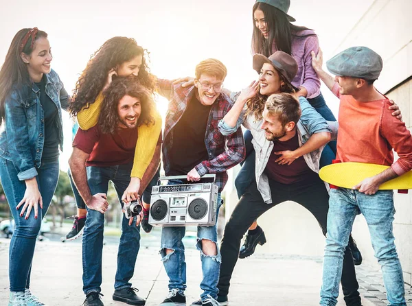 Grupo de jovens se divertindo no centro da cidade - Amigos felizes brincando e andando juntos ao ar livre - Conceito de amizade, geração milenar, adolescente e estilo de vida juvenil — Fotografia de Stock