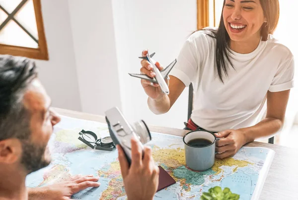 Happy couple having fun planning next world tour together - Young people getting ready for next trip using a travel map - Vacation, love and relationship concept — Stock Photo, Image