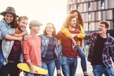 Bir grup genç insan şehir merkezinde - gülüyor ve birlikte yürüyüş piggybacking mutlu arkadaşlar eğlenmeye açık - dostluk, bin yıllık üretimi, genç ve gençlik yaşam tarzı kavramı