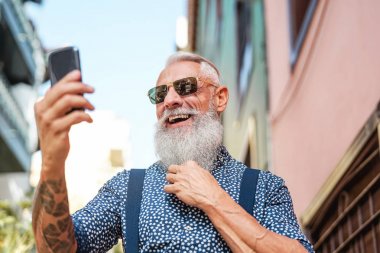 Sakallı üst düzey cep telefonu açık kullanarak - Hipster olgun adam yeni trendleri akıllı telefon uygulamaları ile eğlenmek - İnsanlar yaşam tarzı, teknoloji ve sosyal influencer kavramı