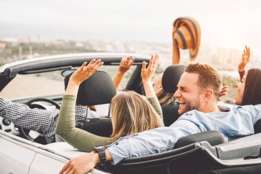 Eğleniyor Cabrio araba araba yolculuğu batımında - genç seyahat insanlar bir cabriolet yaz tatil - mutluluk, tatil ve gençlik yaşam tarzı kavramı sırasında Sürüş sırasında arkadaş grubu