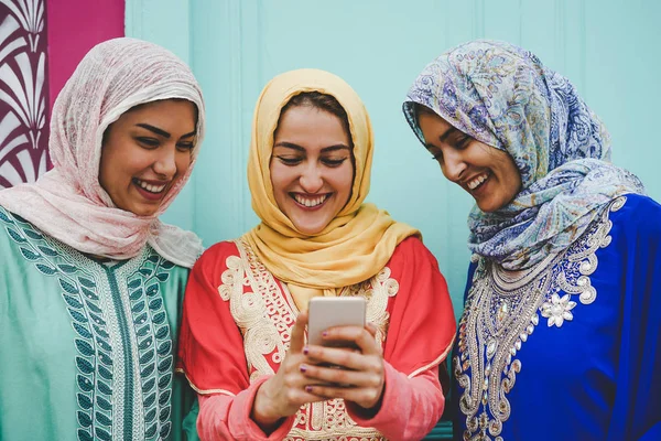Wanita Muslim yang senang menonton ponsel pintar di kampus - Gadis muda Arab bersenang-senang dengan teknologi baru tren aplikasi - Milenial, Agama, budaya dan konsep teknologi — Stok Foto