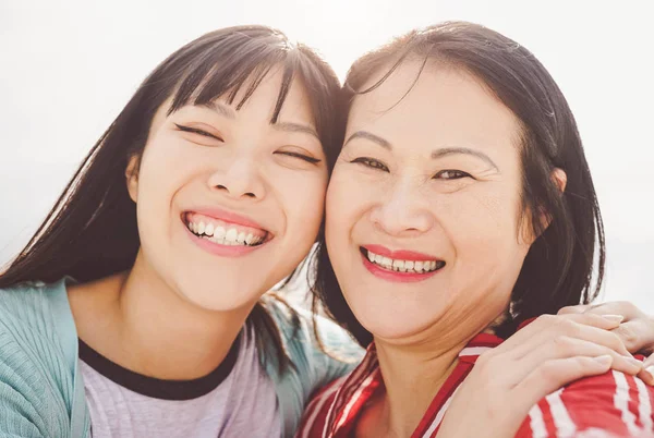 亚洲母女拥抱户外 - 快乐的中国家庭享受户外时光 - 父母，爱和人的生活方式概念 — 图库照片