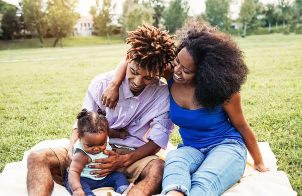 Família africana feliz passar o tempo juntos durante o fim de semana ao ar livre - mãe negra e pai se divertindo com sua filha em um parque público - Amor, pais e conceito de felicidade — Fotografia de Stock