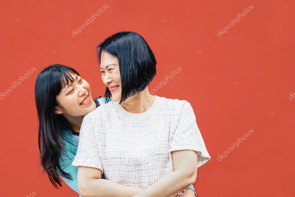 Asian mother and daughter embracing outdoor - Happy Chinese family enjoying time together outside - Parenthood, love and people lifestyle concept