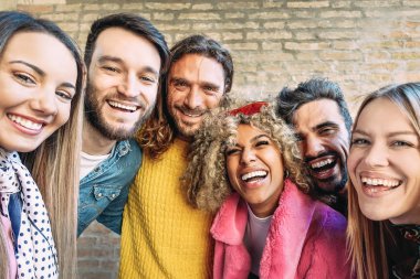 Mobil akıllı telefon ile selfie çeken bir grup mutlu arkadaş - Şehir merkezinde eğlenen bin yıllık gençler - Nesil z, sosyal medya, teknoloji ve gençlik yaşam tarzı konsepti