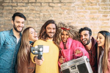 Gimbal mobil akıllı telefon ile video yapan arkadaş grubu açık havada - Bin yıllık gençler yeni teknoloji trendy uygulamaları ile eğleniyor - Nesil z, sosyal medya, teknoloji ve gençlik yaşam tarzı kavramı