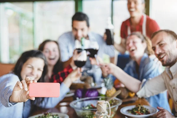 Grupo de amigos felices tomando selfie usando la cámara del teléfono inteligente móvil - Jóvenes millennials divirtiéndose a la hora de la cena - Amistad, comida y bebida, tecnología y concepto de estilo de vida juvenil — Foto de Stock