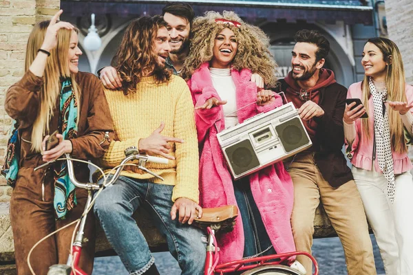 Grupo de amigos haciendo fiesta escuchando música con boombox vintage - Jóvenes felices divirtiéndose al aire libre - Generación z, concepto de estilo de vida milenario y juvenil —  Fotos de Stock