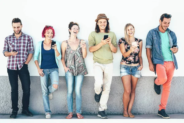 Grupul de prieteni care urmăresc telefoanele mobile inteligente în aer liber - Generația tânără se distrează cu noi tehnologii și rețele sociale - Conceptul de oameni mileniali, tehnologie și stil de viață pentru tineri — Fotografie, imagine de stoc