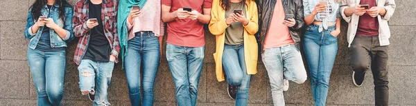 Baráti csoport segítségével az intelligens mobil okostelefonok kültéri-millenniumi fiatal emberek rabja az új technológiai trendek apps-koncepció az emberek, Tech, szociális média, a generációs z és az ifjúsági életmód — Stock Fotó