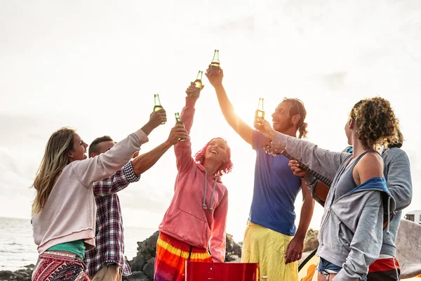 友人のグループは、パーティーを作り、日没時にビールで乾杯 - 屋外でバーベキューディナーで楽しむ若い幸せな人々 - ミレニアル、夏、休暇、若者の休日のライフスタイルの概念 — ストック写真