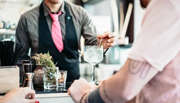 Bartender menyiapkan koktail gin tonik - Orang-orang bersenang-senang di bar Amerika menunggu bartender menyajikan minuman - Konsep gaya hidup remaja dan hiburan bar — Stok Foto